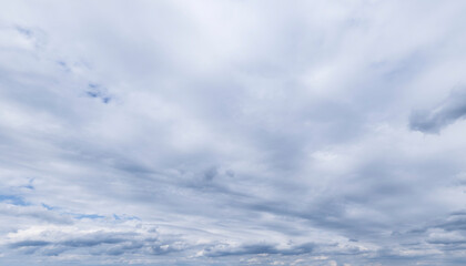 Himmel mit Wolken, typisch für trübes, windiges Regenwetter, Himmelsersatz, zur Nachbearbeitung