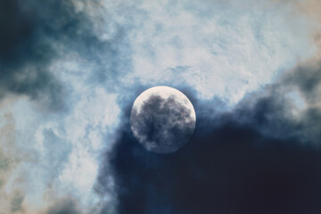 Clair de lune à travers les nuages dans le ciel nocturne