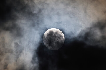 Clair de lune à travers les nuages dans le ciel nocturne