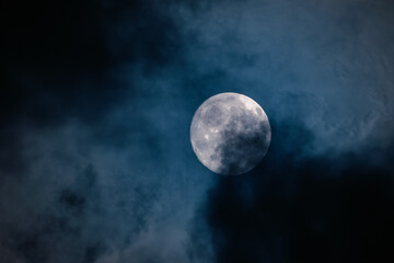 Clair de lune à travers les nuages dans le ciel nocturne