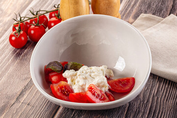 Salad with stracciatella and tomato