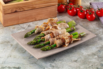 Boiled asparagus with roasted bacon