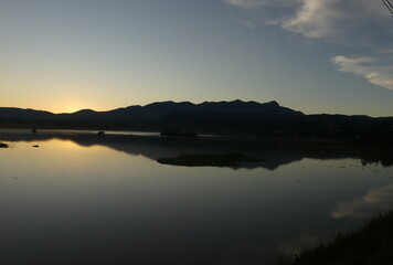 Amanecer con paisaje acu&aacute;tico 
