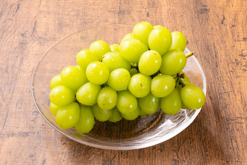 ガラスの器に入ったみずみずしいシャインマスカット　Shine Muscat grapes glass bowl fresh fruit
