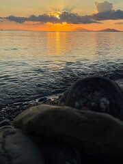 Idylle am Meer mit einem Sonnenaufgang