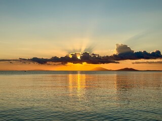 Sonnenaufgang am Meer mit Wasser und weitsicht