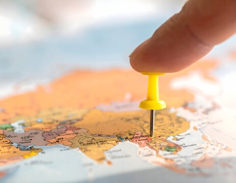 指が押さえる目的地ピン、旅の始まりだ