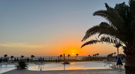 Obraz premium Sonnenaufgang am Pool in Ägypten