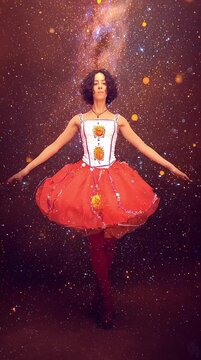 Bailarina M&iacute;stica Flotando en Tut&uacute; Rojo Bajo un Universo Estelar | Video Vertical 4K

