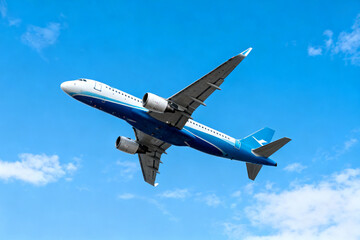 Obraz premium Airplane flying in blue sky