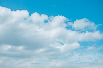 ふわふわした薄い雲と夏のようなさわやかな青空　風に流れる雲と美しい天気 秋の空	