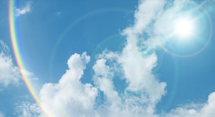 夏の晴天、青空に流れる積乱雲ふわふわの入道雲と輝く太陽のレンズフレア 夏・夏休み・行楽・バカンス・アウトドア・キャンプ・天気・台風一過・紫外線・日焼け 秋・秋晴れ