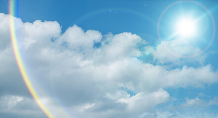 夏の晴天、青空に流れる積乱雲ふわふわの入道雲と輝く太陽のレンズフレア 夏・夏休み・行楽・バカンス・アウトドア・キャンプ・天気・台風一過・紫外線・日焼け 秋・秋晴れ