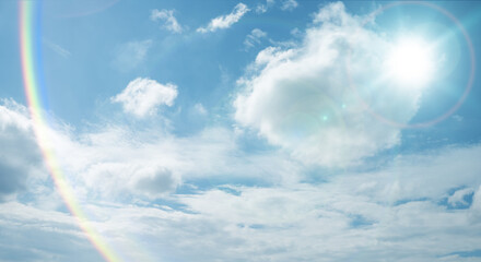 夏の晴天、青空に流れる積乱雲ふわふわの入道雲と輝く太陽のレンズフレア 夏・夏休み・行楽・バカンス・アウトドア・キャンプ・天気・台風一過・紫外線・日焼け 秋・秋晴れ