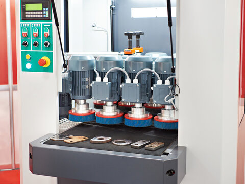 Deburring machine with discs