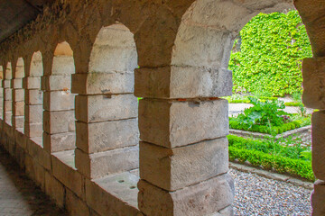Obraz premium Arcades du cloitre du cloître des Pénitents de Saint-Valéry-en-Caux 