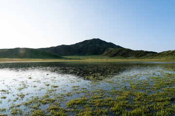 草千里ヶ浜の池と烏帽子岳