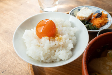 卵黄の醤油漬けかけご飯