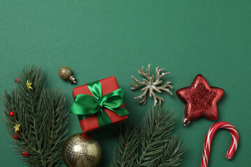 Festive scene with wrapped gifts, candies and decorations, sometimes on a green background, conveying Christmas greetings and celebration
