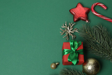 Festive scene with wrapped gifts, candies and decorations, sometimes on a green background, conveying Christmas greetings and celebration

