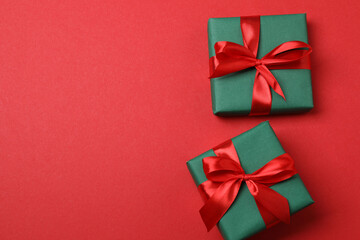 Festive scene with wrapped gifts, candies and decorations, sometimes on a bright red background, conveying Christmas greetings and celebration
