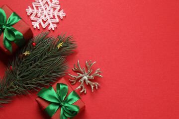 Festive scene with wrapped gifts, candies and decorations, sometimes on a bright red background, conveying Christmas greetings and celebration
