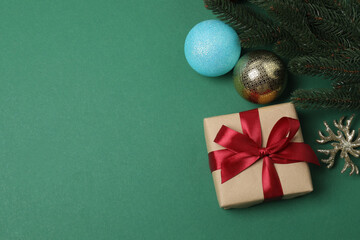 Festive scene with wrapped gifts, candies and decorations, sometimes on a green background, conveying Christmas greetings and celebration

