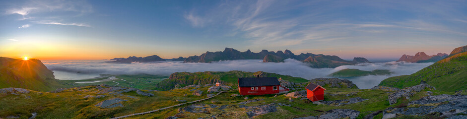 Fototapeta premium Kvalvika Beach Trail um Mitternacht - Lofoten