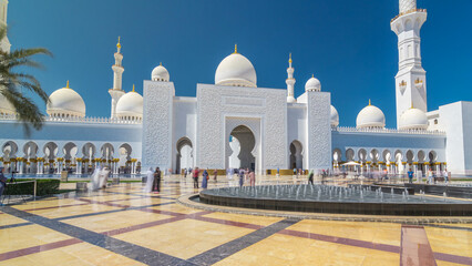 Obraz premium Sheikh Zayed Grand Mosque timelapse hyperlapse in Abu Dhabi, the capital city of United Arab Emirates