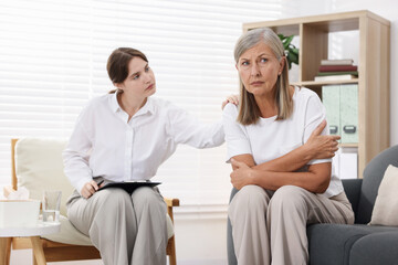 Obraz premium Professional psychotherapist working with patient in office