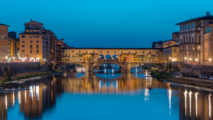 Obraz premium River Arno and famous bridge Ponte Vecchio day to night timelapse after sunset in Florence, Tuscany, Italy