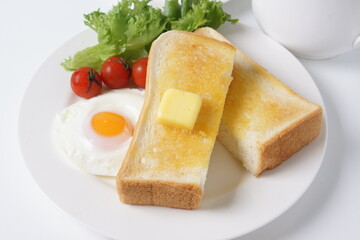 目玉焼きとトーストの朝食