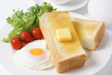 目玉焼きとトーストの朝食