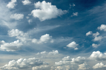 広い青空に浮かぶ雲
