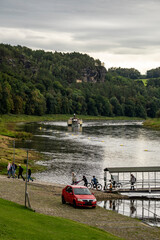 Schaufelraddampfer auf der Elbe beim Kurort Rathen in der Sächsischen Schweiz