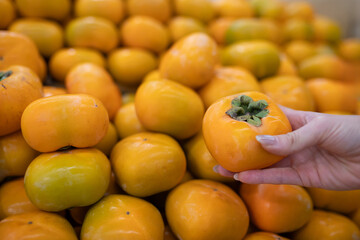 柿を選ぶ女性の手