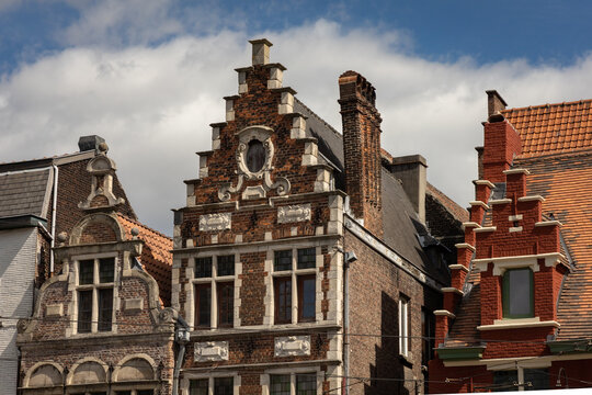 Fototapeta Ozdobna kamienica z cegły w mieście Gandawa