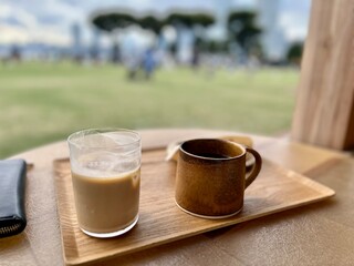 アイスカフェラテとホットコーヒーのマグ