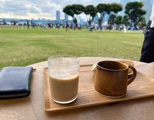 広場とカフェ