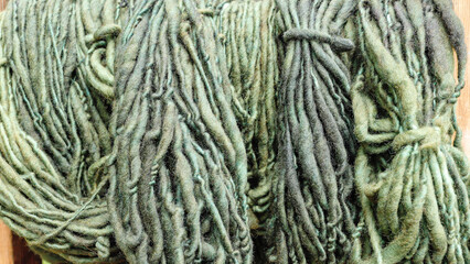 Bunte handgesponnene Merino Wolle auf einem Handwerkermarkt