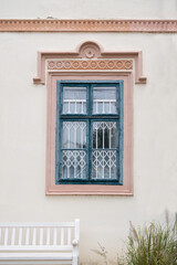 altes Fenster mit blauen Holzrahmen