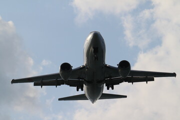 沖縄・頭上を通過する飛行機5 / Airplane Flying Overhead in Okinawa 5