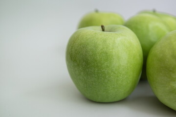 Green apples isolated white background with copy space premium fresh fruit