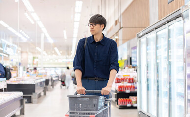 スーパーマーケットで買い物をする男性