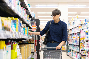 スーパーマーケットで買い物をする男性