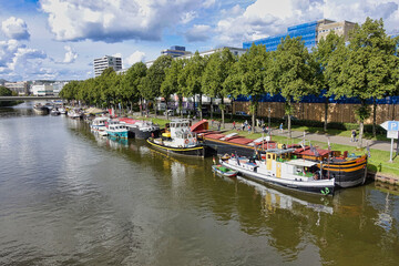 Angelegte Schiffe am Ufer der Saar in Saarbr&uuml;cken unterhalb des Finanzministeriums, Saarland