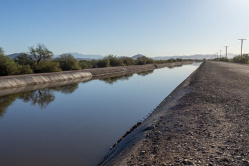 Fototapeta premium Arizona Canal in Scottsdale Reflecting Clear Blue Sky on a Peaceful Morning