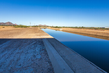 Obraz premium Arizona Canal in Scottsdale Reflecting Clear Blue Sky on a Peaceful Morning