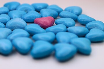 A pink heart among blue ones: a visual metaphor for uniqueness, tenderness, and the courage to be yourself in a homogeneous world