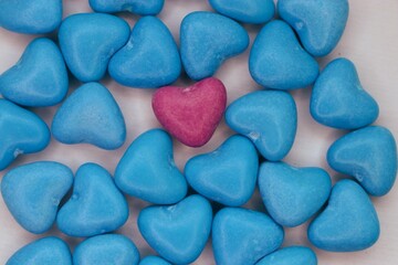 A pink heart among blue ones: a visual metaphor for uniqueness, tenderness, and the courage to be yourself in a homogeneous world
